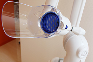 口腔外吸引装置です。治療時に発生する粉塵を吸い取り清潔な環境を実現。